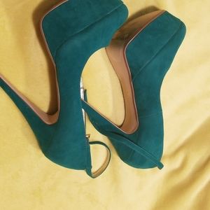 Turquoise fashionable pumps